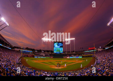 Kansas City, Missouri, USA. 18. Juni 2015. Die Wolken leuchten über Kauffman Stadium im sechsten Inning während des MLB-Spiels zwischen den Milwaukee Brewers und den Kansas City Royals im Kauffman Stadium in Kansas City, Missouri Kyle Rivas/CSM/Alamy Live News Stockfoto