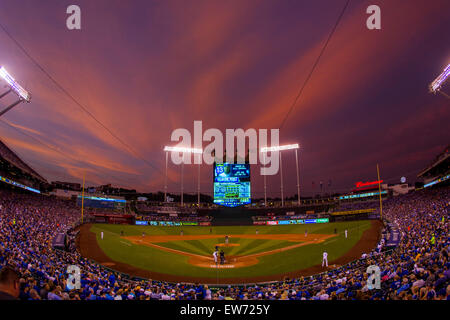 Kansas City, Missouri, USA. 18. Juni 2015. Die Wolken leuchten über Kauffman Stadium im sechsten Inning während des MLB-Spiels zwischen den Milwaukee Brewers und den Kansas City Royals im Kauffman Stadium in Kansas City, Missouri Kyle Rivas/CSM/Alamy Live News Stockfoto