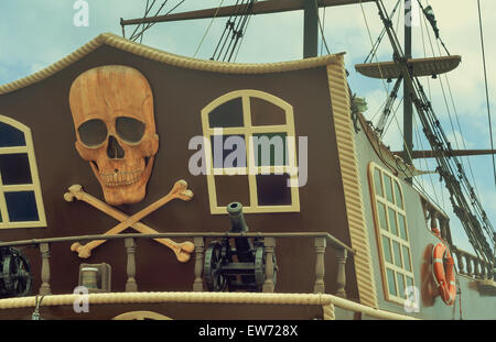 Das Foto zeigt ein Fragment des Hecks einer Yacht mit dem Bild von einem Piratensymbole: Totenköpfe, Totenkopf, Modelle von Waffen. Stockfoto