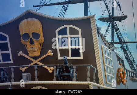 Das Foto zeigt ein Fragment des Hecks einer Yacht mit dem Bild von einem Piratensymbole: Totenköpfe, Totenkopf, Modelle von Waffen. Stockfoto