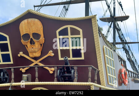 Das Foto zeigt ein Fragment des Hecks einer Yacht mit dem Bild von einem Piratensymbole: Totenköpfe, Totenkopf, Modelle von Waffen. Stockfoto