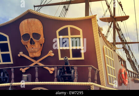 Das Foto zeigt ein Fragment des Hecks einer Yacht mit dem Bild von einem Piratensymbole: Totenköpfe, Totenkopf, Modelle von Waffen. Stockfoto