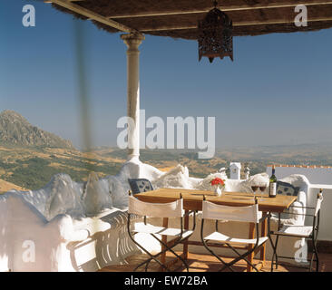 Weiße Leinwand Stühle am Tisch für das Mittagessen auf der Terrasse der Villa im Süden von Spanien Stockfoto