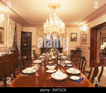 Großer Kronleuchter über dem Tisch für das Abendessen im Speisesaal in spanischen villa Stockfoto