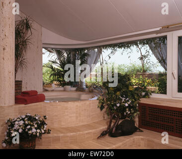 Schritte bis zum Bad im spanischen Marmorbad mit einer Glas-Eck-Dusche