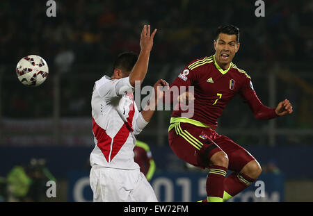 Valparaiso, Chile. 18. Juni 2015. Venezuelas Nicolas Fedor (R) wetteifert mit Perus Carlos Zambrano während dem Gruppenspiel C des American Cup 2015 in Valparaiso, Chile, 18. Juni 2015. Peru gewann 1: 0. Bildnachweis: Xu Zijian/Xinhua/Alamy Live-Nachrichten Stockfoto