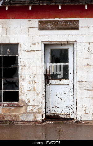 Tür und zerbrochenen Fensterscheiben im State Line Motel an der Route 66 in Glenrio, Texas. Stockfoto