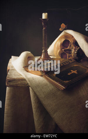 Vanitas; Bibel, Totenkopf, Kerze als Symbol für Leben, Tod und Auferstehung Stockfoto