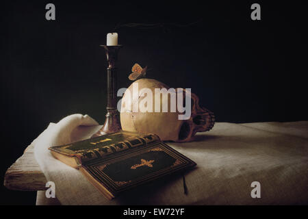 Vanitas; Bibel, Totenkopf, Kerze als Symbol für Leben, Tod und Auferstehung Stockfoto