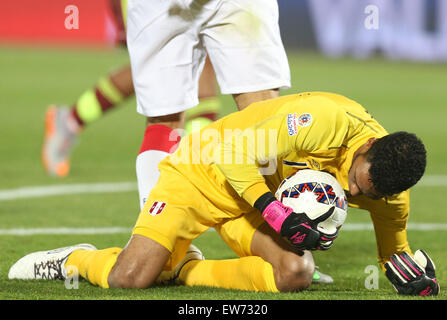 Valparaiso, Chile. 18. Juni 2015. Perus Torhüter Pedro Gallese speichert den Ball während des Spiels der Gruppe C gegen Venezuela des American Cup 2015 in Valparaiso, Chile, 18. Juni 2015. Peru gewann 1: 0. Bildnachweis: Rong Hao/Xinhua/Alamy Live-Nachrichten Stockfoto