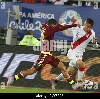 Valparaiso, Chile. 18. Juni 2015. Perus Paolo Guerrero (R) wetteifert mit Venezuelas Roberto Rosales während dem Gruppenspiel C des American Cup 2015 in Valparaiso, Chile, 18. Juni 2015. Peru gewann 1: 0. Bildnachweis: Rong Hao/Xinhua/Alamy Live-Nachrichten Stockfoto