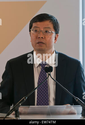 (150619)--SEATTLE, 19. Juni 2015 (Xinhua)--Tsinghua Universität Präsident Qiu Yong spricht auf der Startschuss-Zeremonie des Global Innovation Exchange (GIX) Institute in Seattle am 18. Juni 2015. US-University of Washington und der chinesischen Tsinghua Universität ins Leben gerufen das Global Innovation Exchange (GIX) Institute in Seattle am Donnerstag, mit einer besonderen Zeremonie, an der Vertreter von beiden Seiten. Dies ist das erste Mal, das eine chinesische Universität in den Vereinigten Staaten rechnet. Microsoft CEO Satya Nadella kündigte an, dass Microsoft 40 Millionen US-Dollar zur Unterstützung zuordnen würde Stockfoto