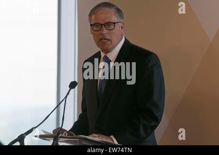 (150619)--SEATTLE, 19. Juni 2015 (Xinhua)--Jay Inslee, Gouverneur des Staates Washington, spricht auf der Startschuss-Zeremonie des Global Innovation Exchange (GIX) Institute in Seattle am 18. Juni 2015. US-University of Washington und der chinesischen Tsinghua Universität ins Leben gerufen das Global Innovation Exchange (GIX) Institute in Seattle am Donnerstag, mit einer besonderen Zeremonie, an der Vertreter von beiden Seiten. Dies ist das erste Mal, das eine chinesische Universität in den Vereinigten Staaten rechnet. Microsoft CEO Satya Nadella kündigte an, dass Microsoft 40 Millionen US-Dollar an Suppo zuordnen würde Stockfoto