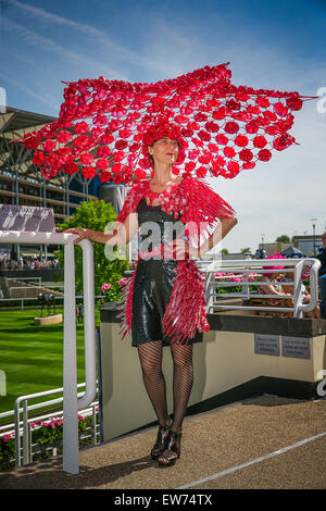 Ascot, Berkshire, UK. 18. Juni 2015. Bunte Mode bei Royal Ascot Ladies Day 2015 Credit: David Betteridge/Alamy Live-Nachrichten Stockfoto