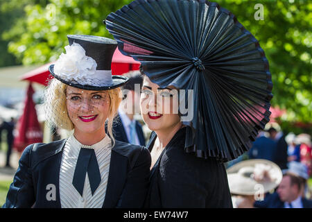 Ascot, Berkshire, UK. 18. Juni 2015. Fabelhafte Hüte bei Royal Ascot 2015 Credit: David Betteridge/Alamy Live-Nachrichten Stockfoto