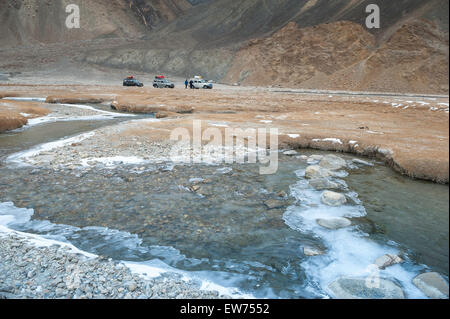 Jeeps sind in der Nähe von halb gefroren Fluss stehen. Stockfoto