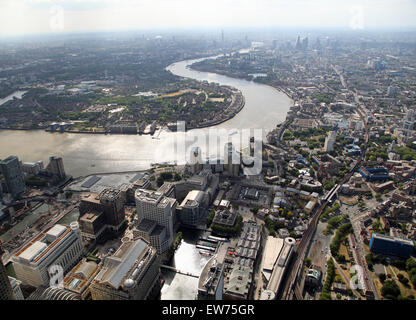 Luftaufnahme, Blick nach Westen von Canary Wharf, die Themse, London, UK Stockfoto