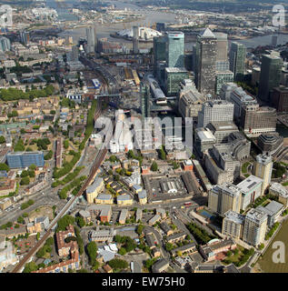 Luftaufnahme entlang der Docklands Light Railway an Westferry, Canary Wharf, London, Großbritannien suchen Stockfoto