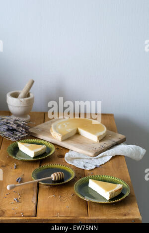 Melopita - traditionelle griechische Ricotta und Honigkuchen auf Holztisch, rustikalen Stil Stillleben Stockfoto