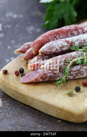 dünne Salami Wurst Snack mit Kräutern und Gewürzen Stockfoto