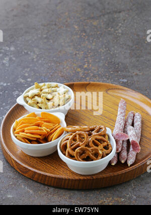 Salzige Snacks - Cracker, Chips, Nüssen, Brezeln Stockfoto