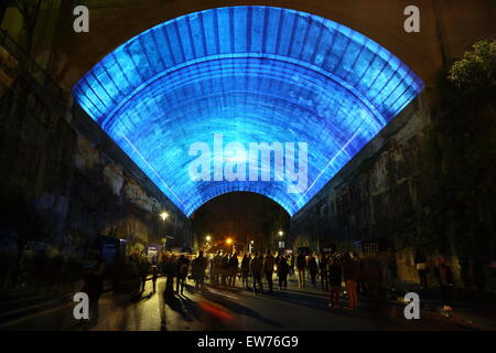 Ein Teil VIVID Sydney 2015 - die faszinierenden Licht-Show mit dem Titel "Lebensgeschichte" wird auf einen Bogen über Argyle Street projiziert. Stockfoto