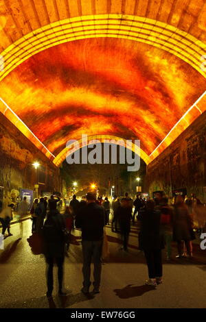 Ein Teil VIVID Sydney 2015 - die faszinierenden Licht-Show mit dem Titel "Lebensgeschichte" wird auf einen Bogen über Argyle Street projiziert. Stockfoto