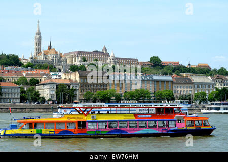 Schiffe auf der Donau vor Stadtteil Buda Budapest Ungarn Stockfoto