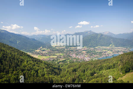 Blick auf den Tegernsee, das Dorf Rottach Egern und Weissach Tal, Bayern, Deutschland Stockfoto