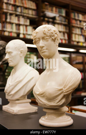 Büsten von bemerkenswerten Schotten in der Bibliothek der Scottish National Portrait Gallery. Stockfoto