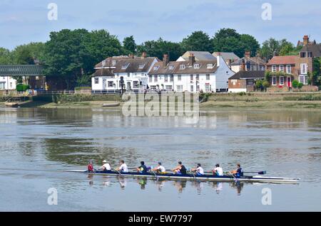 Die Bulls Head Pub, Strang-on-the-Green, Chiswick, mit Ruderer auf der Themse in den Vordergrund, London, England, UK Stockfoto