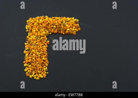 Buchstabe G (g) Gamma griechischer /cyrillic, erstellt von bunten mehrere natürliche wilde Bio Blütenpollen von apis Bienen gesammelt Stockfoto