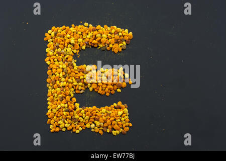 Buchstabe E (e) erstellt von bunten mehrere natürliche wilde Bio Blütenpollen von apis Melifera Honigbienen gesammelt Stockfoto