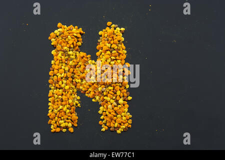 Buchstabe N (n) aus bunten erstellt mehrere natürliche wilde Bio Blütenpollen von apis Melifera Honigbienen gesammelt. Stockfoto