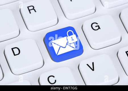 Senden von verschlüsselten e-Mail-Schutz secure-Mail über das Internet auf Computer-Tastatur mit Brief-symbol Stockfoto