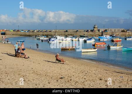 Strand und Hafen von St. Ives, Cornwall, England. Mit Menschen genießen am Meer Stockfoto