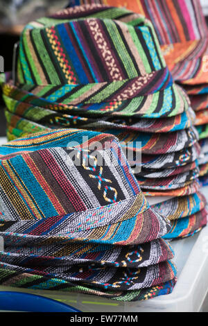 Stapel von bunten Trilby Hüte für den Verkauf auf Marktstand in Dorchester, Dorset, Großbritannien im Juni Stockfoto