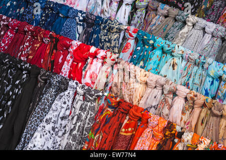 Farbenfrohe Tücher zum Verkauf am Marktstand in Dorchester, Dorset, Großbritannien im Juni - mit Knoten gebunden hängen Stockfoto