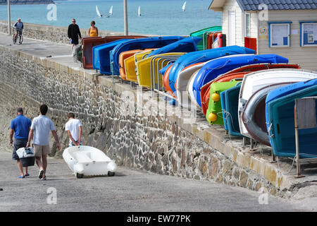 Kleine Ruderboote am Kai von Val-Andre Hafen, Bretagne Stockfoto