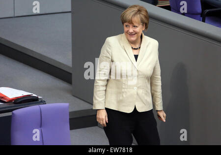 Berlin, Deutschland. 19. Juni 2015. Deutsche Bundeskanzlerin Angela Merkel (CDU) nimmt an einer Sitzung des Deutschen Bundestages in Berlin, Deutschland, 19. Juni 2015. Foto: STEPHANIE PILICK/Dpa/Alamy Live News Stockfoto