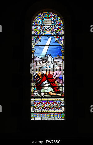 Glasmalerei von der Bekehrung des Saulus in Saint-Pierre-Saint-Paul de Pléneuf Kirche. Stockfoto