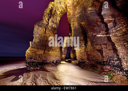 Spanien, Galicien: Beeindruckende Felsen Bogen an Doms Strand (Praia als Catedrais aufsuchen) bei Nacht Stockfoto