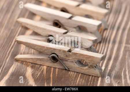 Alte hölzerne Wäscheklammern auf einem Holz-Brett, Nahaufnahme Stockfoto