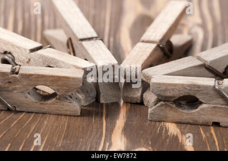 Alte hölzerne Wäscheklammern auf einem Holz-Brett, Nahaufnahme Stockfoto