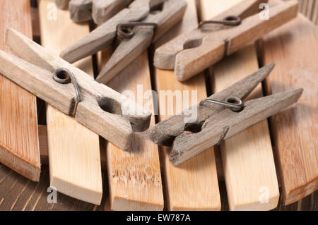 Alte hölzerne Wäscheklammern auf einem Holz-Brett, Nahaufnahme Stockfoto