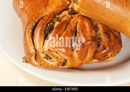 Hausgemachten Dessert - Brötchen süß mit Poppyseeds Befüllen Stockfoto