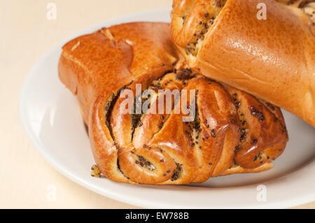 Hausgemachten Dessert - Brötchen süß mit Poppyseeds Befüllen Stockfoto