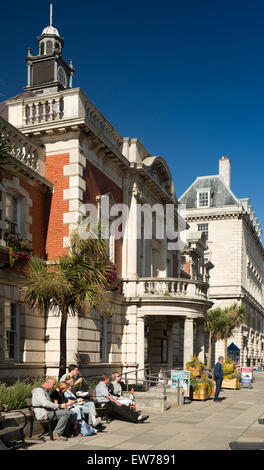 Großbritannien, Wales, Conwy, Llandudno, Lloyd Street Menschen sat außen Ehemaliges Rathaus, heute Gemeindeverwaltung Stockfoto