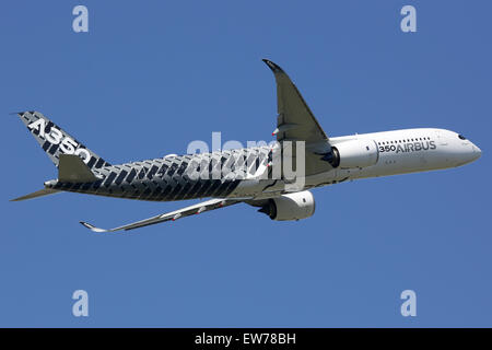 Toulouse, Frankreich - 27. Mai 2015: Ein Airbus A350-900 XWB mit der Registrierung F-WWCF ausziehen von Toulouse Airport (TLS) in F Stockfoto