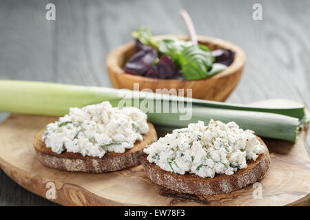 Roggen-Sandwiches oder Bruschetta mit Ricotta-Käse und Kräutern Stockfoto